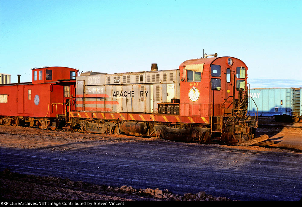 Apache Rly Baldwin S12 #600 with caboose